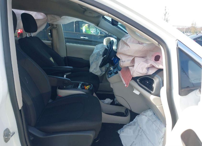 Photo 5 of 2021 Chrysler Pacifica TOURING (VIN 2C4RC1FG8MR598889)