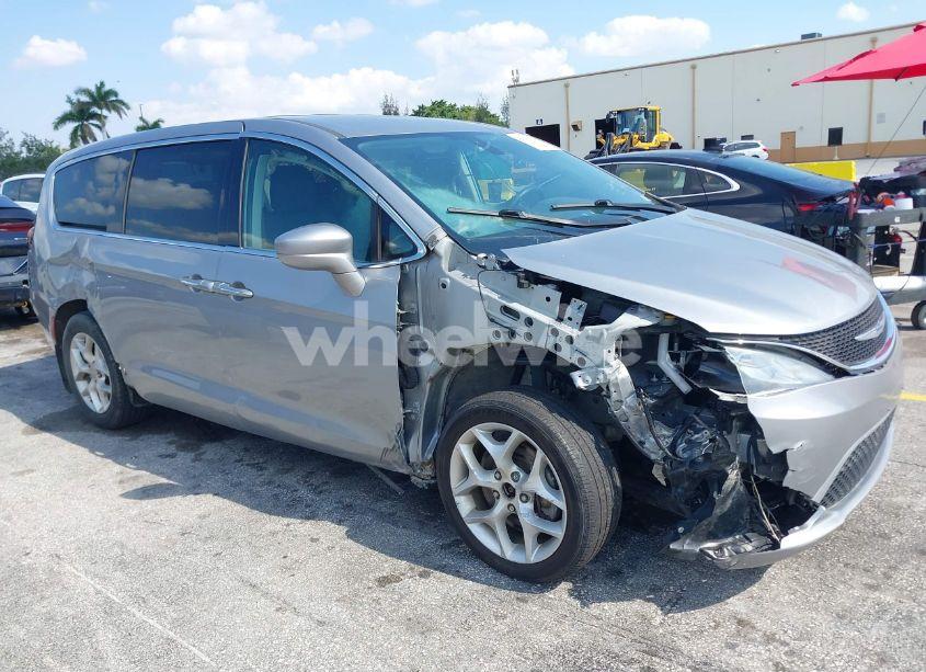 2019 Chrysler Pacifica TOURING PLUS (VIN 2C4RC1FG9KR589101) main photo