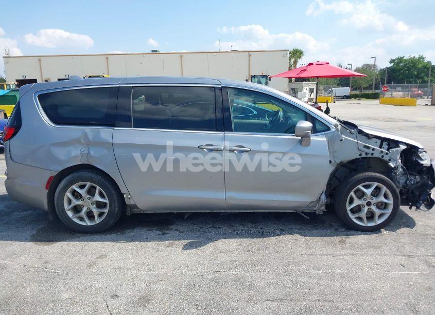 Photo 6 of 2019 Chrysler Pacifica TOURING PLUS (VIN 2C4RC1FG9KR589101)