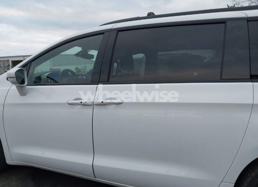 Photo 14 of 2021 Chrysler Pacifica TOURING (VIN 2C4RC1FG9MR559437)