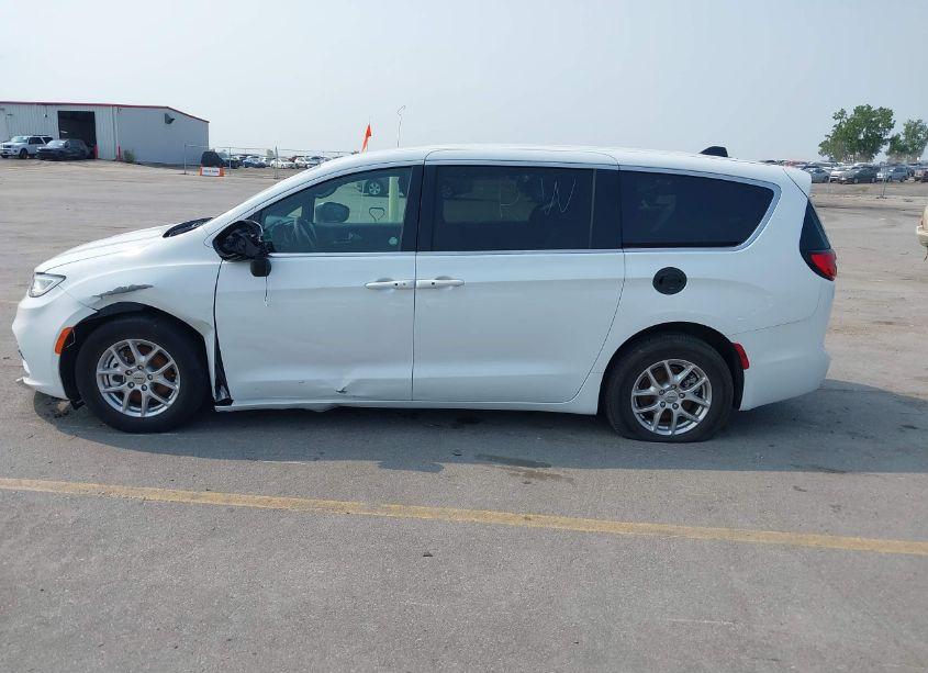 Photo 15 of 2023 Chrysler Pacifica TOURING (VIN 2C4RC1FG9PR555649)