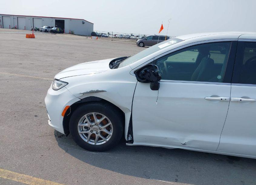 Photo 18 of 2023 Chrysler Pacifica TOURING (VIN 2C4RC1FG9PR555649)