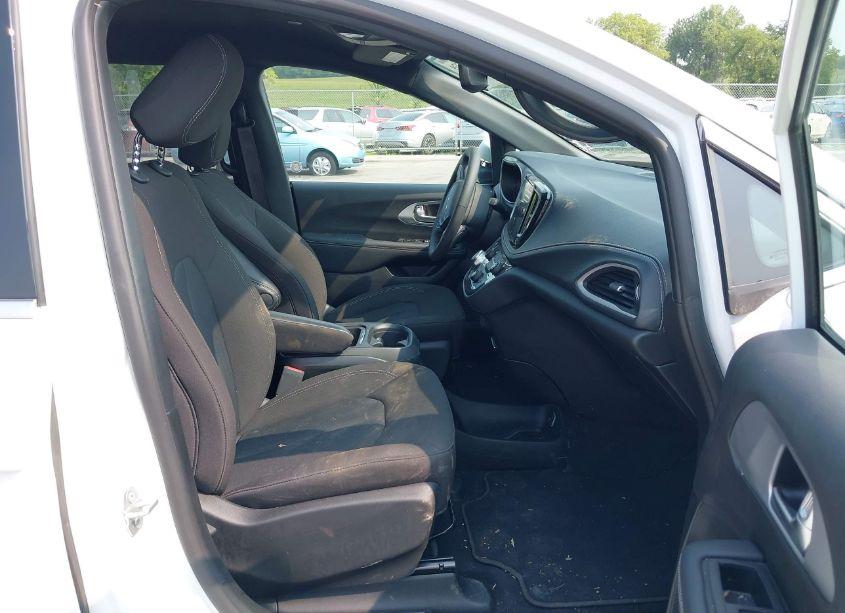 Photo 5 of 2023 Chrysler Pacifica TOURING (VIN 2C4RC1FG9PR555649)