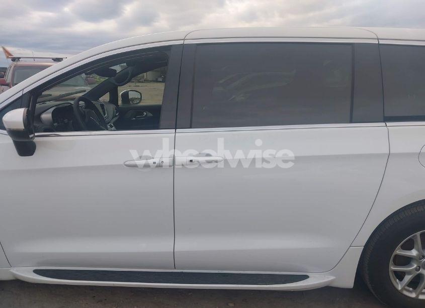 Photo 14 of 2023 Chrysler Pacifica TOURING (VIN 2C4RC1FGXPR590412)