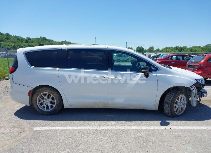 Photo 14 of 2024 Chrysler Pacifica TOURING (VIN 2C4RC1FGXRR124465)