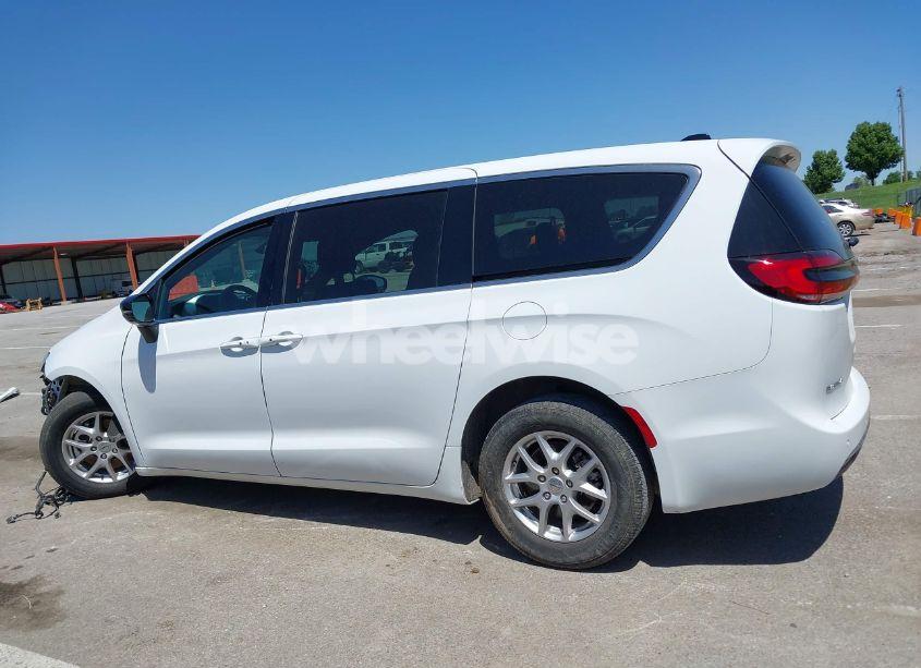 Photo 15 of 2024 Chrysler Pacifica TOURING (VIN 2C4RC1FGXRR124465)