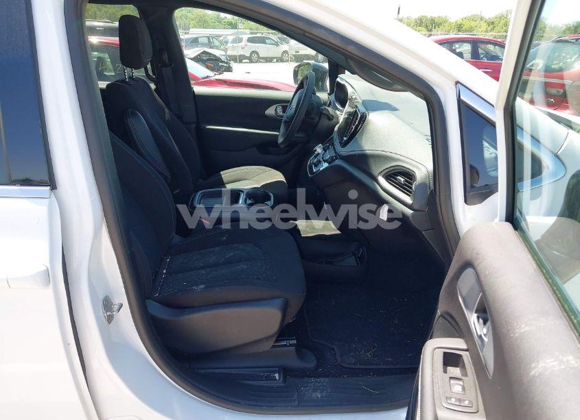 Photo 5 of 2024 Chrysler Pacifica TOURING (VIN 2C4RC1FGXRR124465)