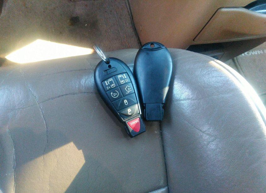 Photo 11 of 2014 Chrysler Town & COUNTRY LIMITED (VIN 2C4RC1GG0ER329317)