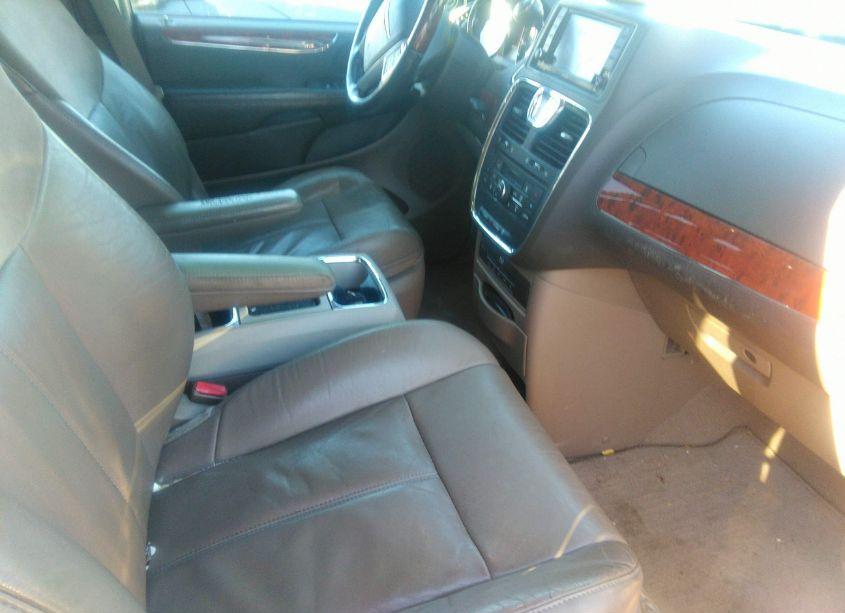 Photo 5 of 2014 Chrysler Town & COUNTRY LIMITED (VIN 2C4RC1GG0ER329317)