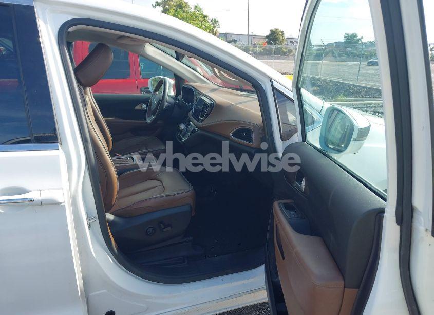 Photo 5 of 2017 Chrysler Pacifica LIMITED (VIN 2C4RC1GG0HR505044)