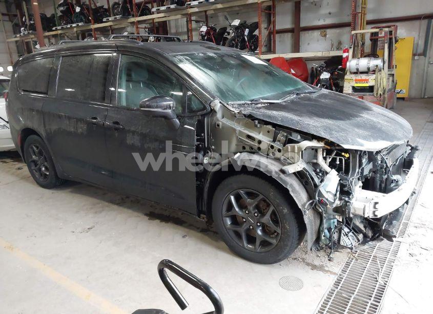2018 Chrysler Pacifica LIMITED (VIN 2C4RC1GG0JR172821) main photo