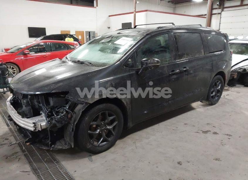 Photo 2 of 2018 Chrysler Pacifica LIMITED (VIN 2C4RC1GG0JR172821)