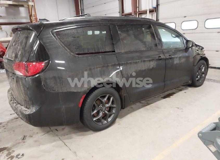 Photo 4 of 2018 Chrysler Pacifica LIMITED (VIN 2C4RC1GG0JR172821)