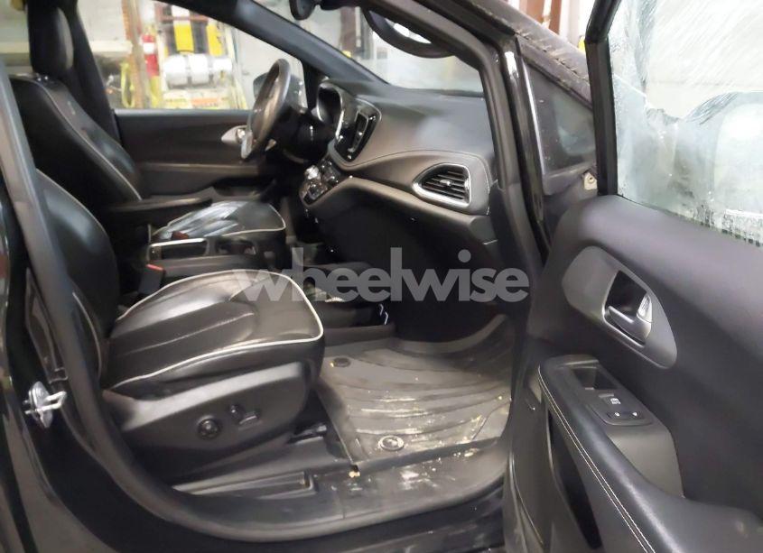 Photo 5 of 2018 Chrysler Pacifica LIMITED (VIN 2C4RC1GG0JR172821)