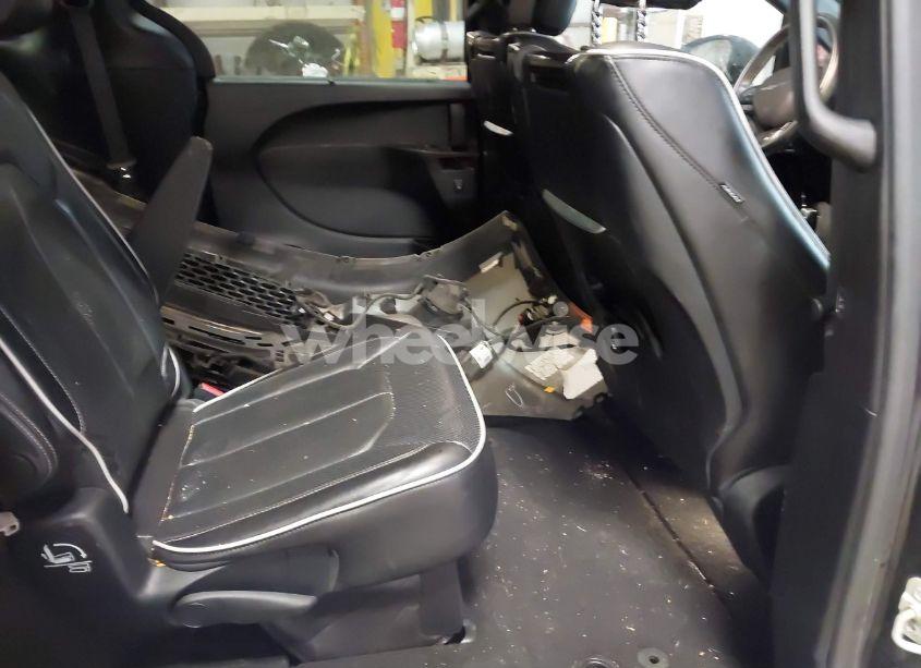 Photo 8 of 2018 Chrysler Pacifica LIMITED (VIN 2C4RC1GG0JR172821)