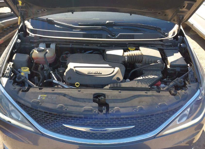 Photo 10 of 2019 Chrysler Pacifica LIMITED (VIN 2C4RC1GG0KR603899)