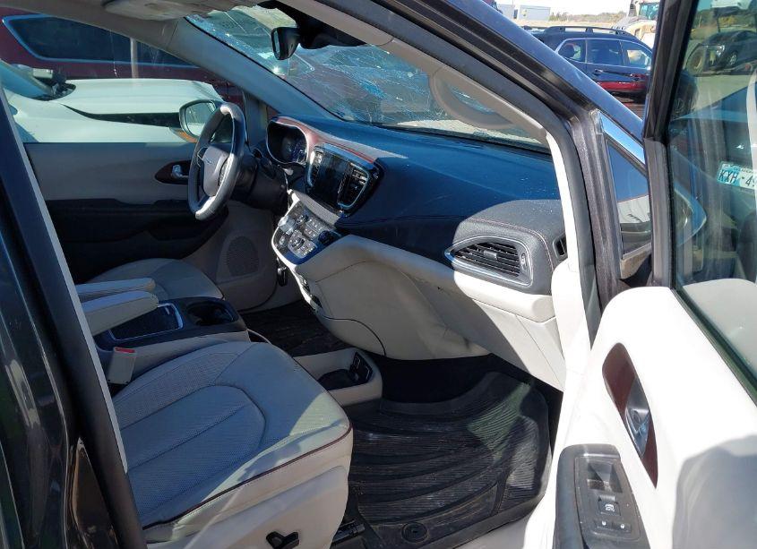 Photo 5 of 2019 Chrysler Pacifica LIMITED (VIN 2C4RC1GG0KR603899)