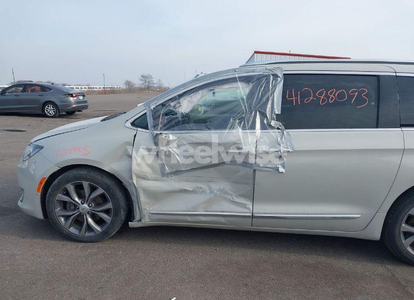 Photo 6 of 2020 Chrysler Pacifica LIMITED (VIN 2C4RC1GG0LR195535)