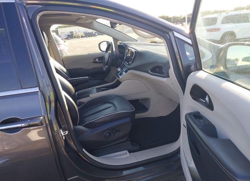 Photo 5 of 2022 Chrysler Pacifica LIMITED (VIN 2C4RC1GG0NR180665)