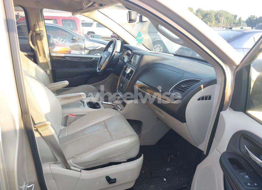 Photo 5 of 2014 Chrysler Town & COUNTRY LIMITED (VIN 2C4RC1GG1ER116232)