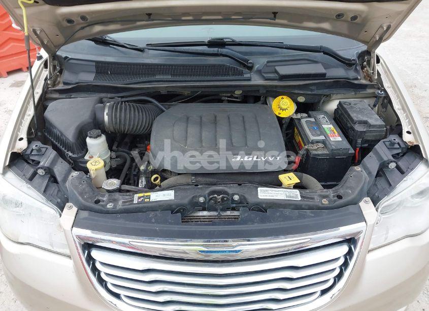 Photo 10 of 2015 Chrysler Town & COUNTRY LIMITED PLATINUM (VIN 2C4RC1GG1FR528197)