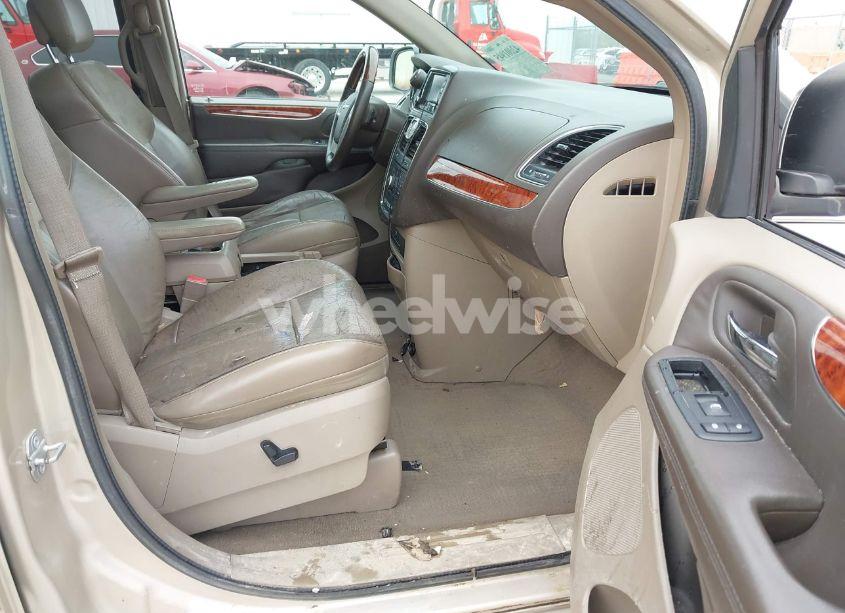 Photo 5 of 2015 Chrysler Town & COUNTRY LIMITED PLATINUM (VIN 2C4RC1GG1FR528197)