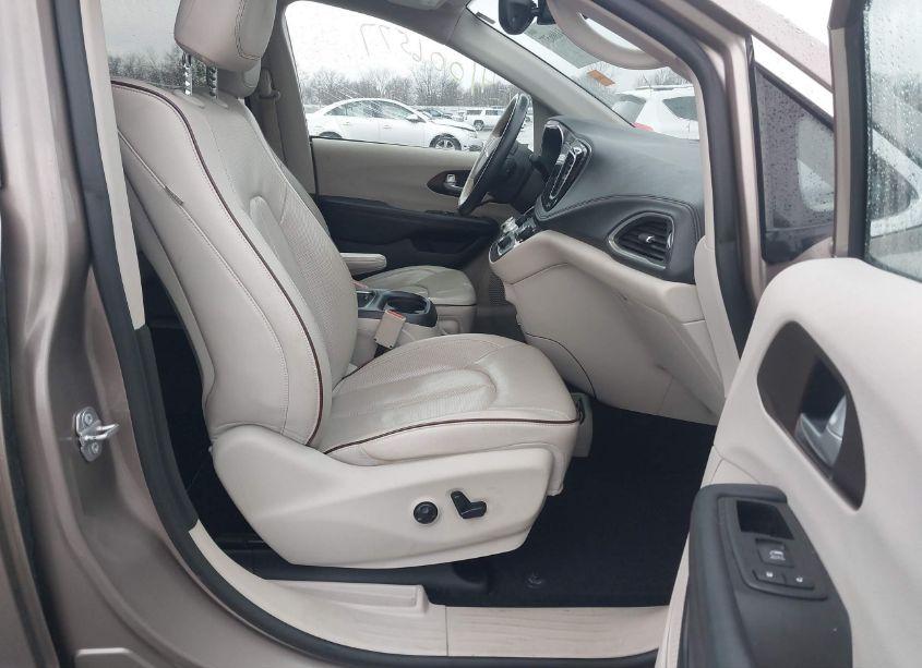 Photo 5 of 2017 Chrysler Pacifica LIMITED (VIN 2C4RC1GG1HR537422)