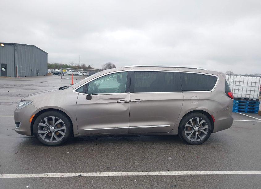 Photo 6 of 2017 Chrysler Pacifica LIMITED (VIN 2C4RC1GG1HR537422)