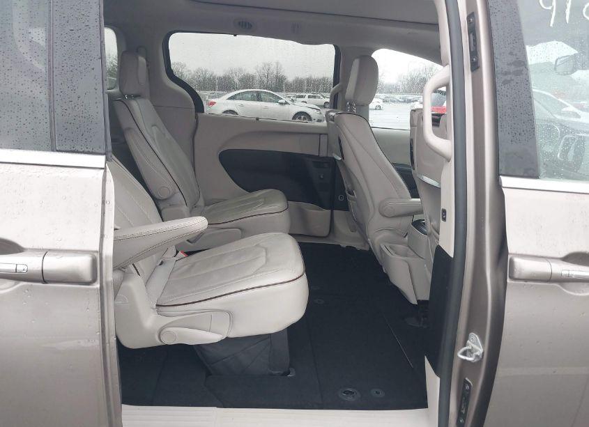 Photo 8 of 2017 Chrysler Pacifica LIMITED (VIN 2C4RC1GG1HR537422)