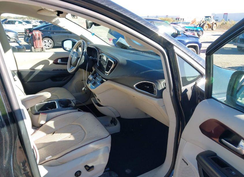 Photo 5 of 2017 Chrysler Pacifica LIMITED (VIN 2C4RC1GG1HR676921)