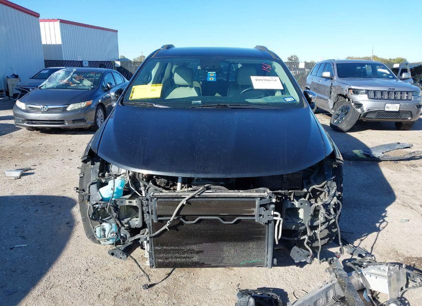 Photo 6 of 2017 Chrysler Pacifica LIMITED (VIN 2C4RC1GG1HR676921)