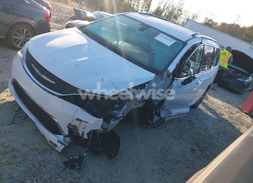 Photo 2 of 2017 Chrysler Pacifica LIMITED (VIN 2C4RC1GG1HR821584)