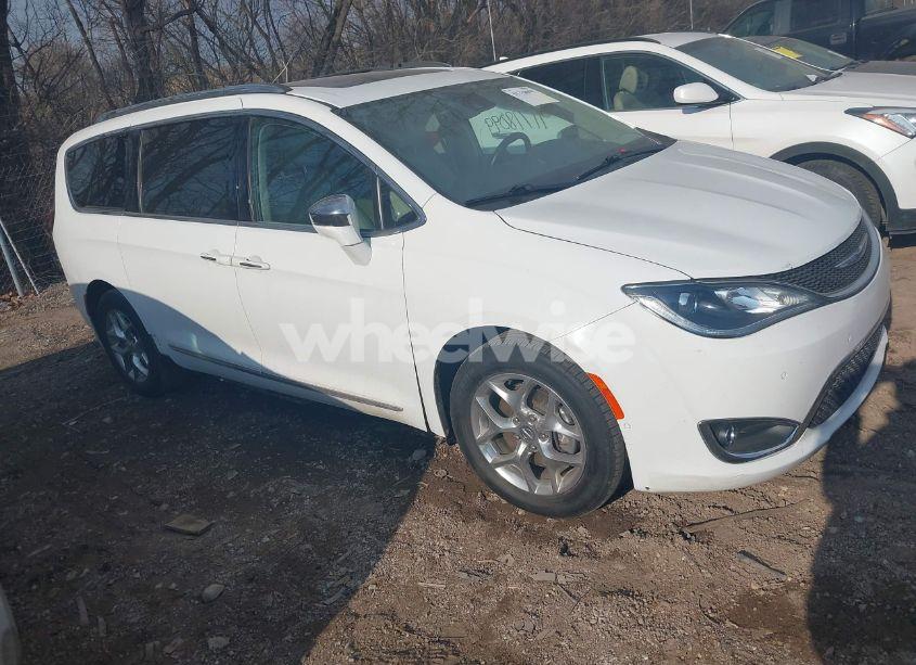 2018 Chrysler Pacifica LIMITED (VIN 2C4RC1GG1JR321589) main photo