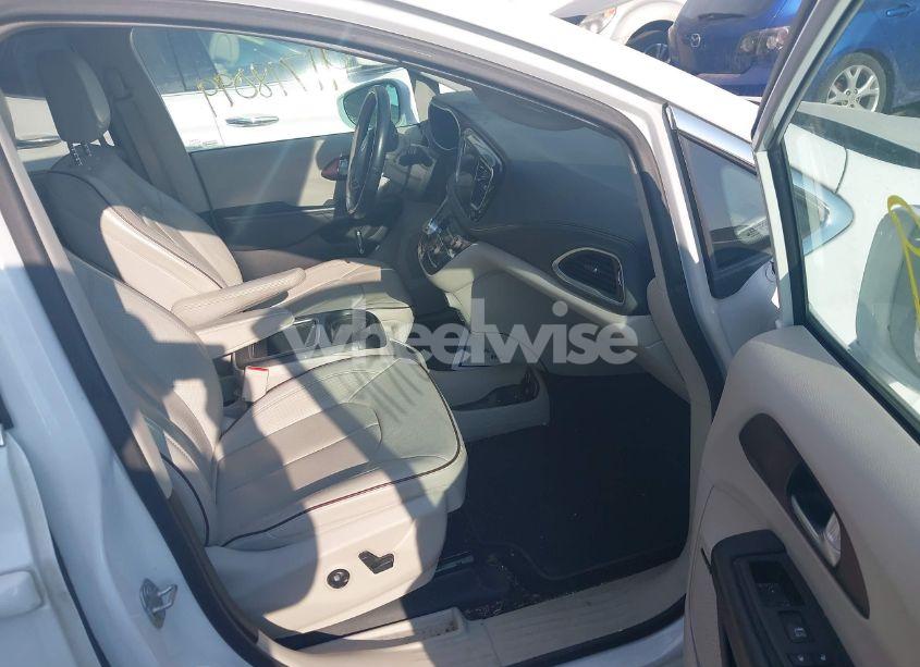 Photo 5 of 2018 Chrysler Pacifica LIMITED (VIN 2C4RC1GG1JR321589)