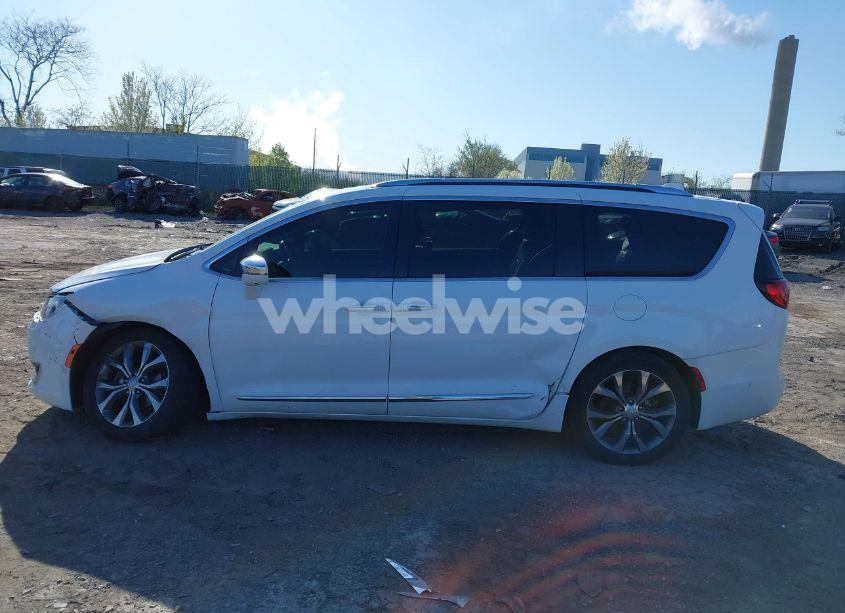 Photo 14 of 2019 Chrysler Pacifica LIMITED (VIN 2C4RC1GG1KR550792)
