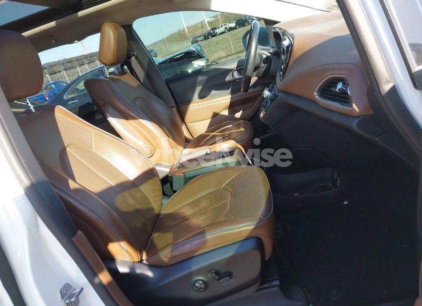 Photo 5 of 2019 Chrysler Pacifica LIMITED (VIN 2C4RC1GG1KR550792)