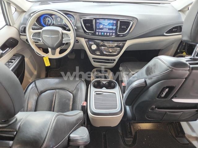 Photo 14 of 2019 CHRYSLER PACIFICA LIMITED (VIN 2C4RC1GG1KR610358)