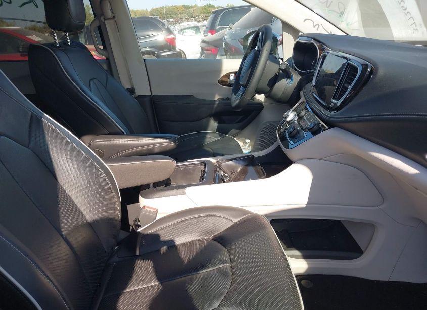 Photo 5 of 2023 Chrysler Pacifica LIMITED (VIN 2C4RC1GG1PR552355)