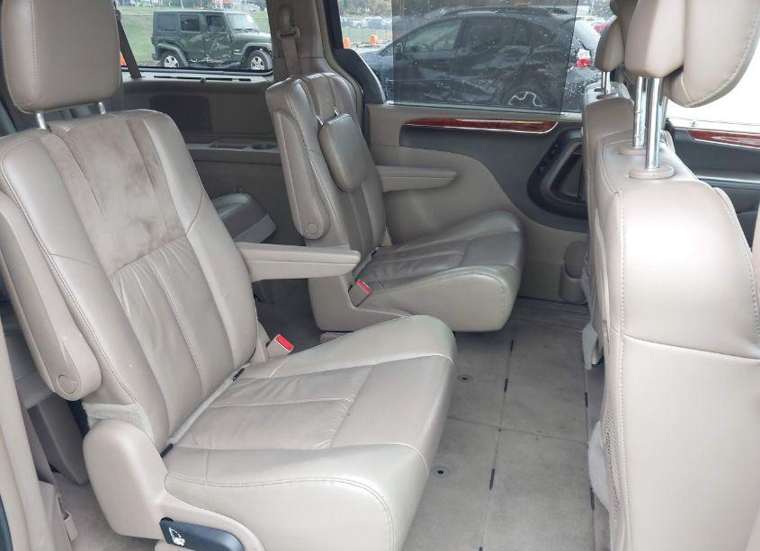 Photo 8 of 2014 Chrysler Town & COUNTRY LIMITED (VIN 2C4RC1GG2ER297387)