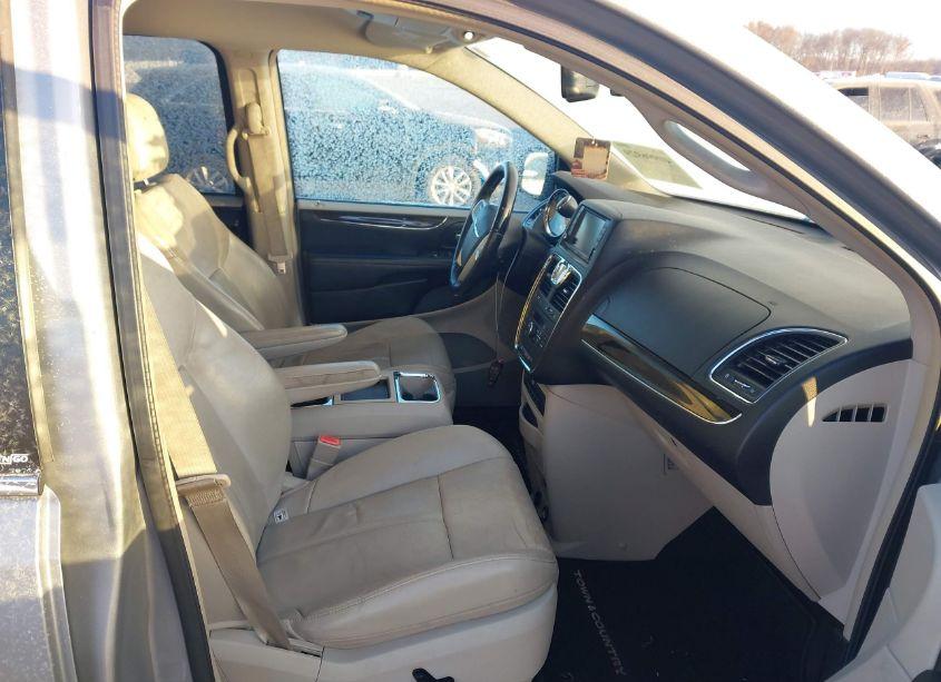 Photo 5 of 2014 Chrysler Town & COUNTRY LIMITED (VIN 2C4RC1GG2ER345518)