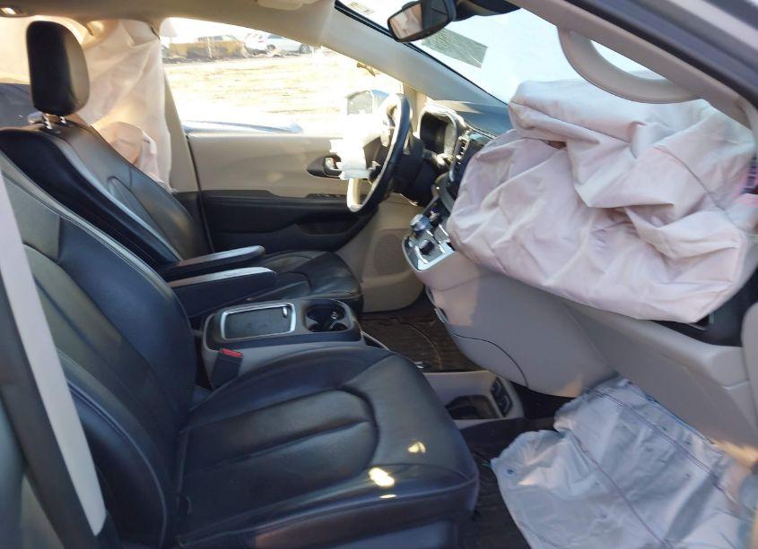 Photo 5 of 2017 Chrysler Pacifica LIMITED (VIN 2C4RC1GG2HR821867)