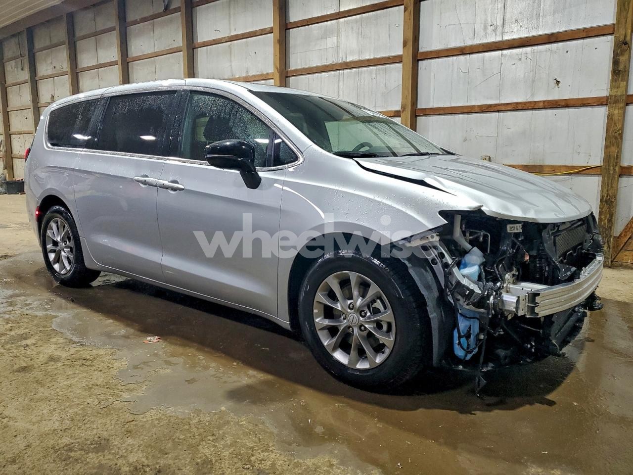 Photo 4 of 2026 CHRYSLER PACIFICA LIMITED (VIN 2C4RC1GG2TR182480)