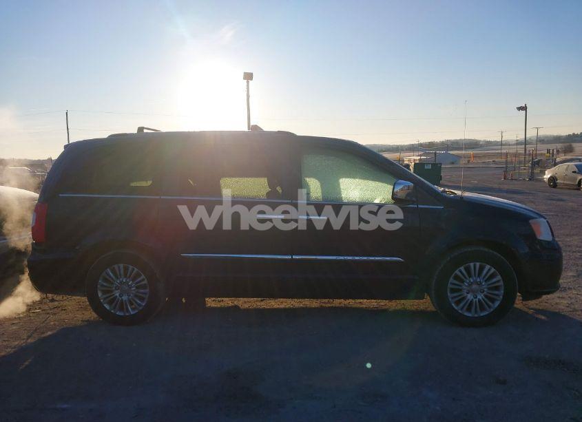 Photo 13 of 2014 Chrysler Town & COUNTRY LIMITED (VIN 2C4RC1GG3ER168588)
