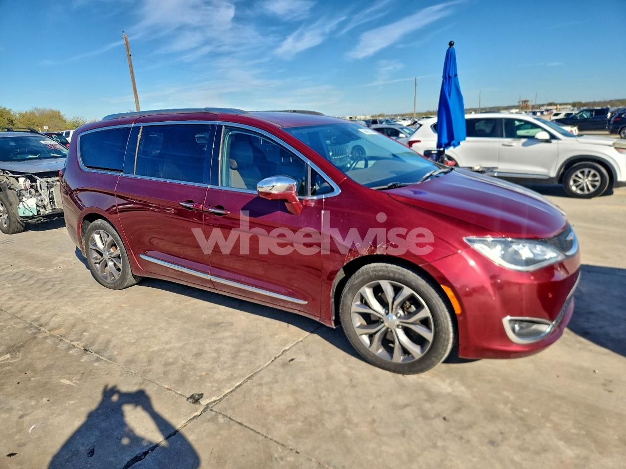 Photo 4 of 2018 CHRYSLER PACIFICA LIMITED (VIN 2C4RC1GG3JR295240)