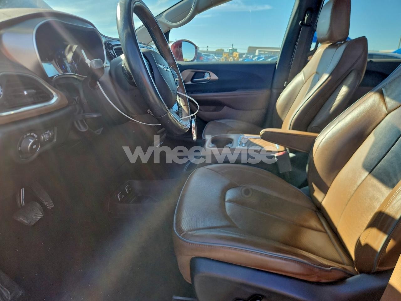 Photo 7 of 2018 CHRYSLER PACIFICA LIMITED (VIN 2C4RC1GG3JR295240)