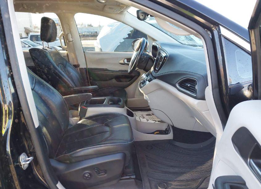 Photo 5 of 2018 Chrysler Pacifica LIMITED (VIN 2C4RC1GG3JR338300)