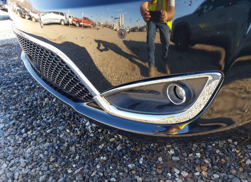 Photo 6 of 2018 Chrysler Pacifica LIMITED (VIN 2C4RC1GG3JR338300)