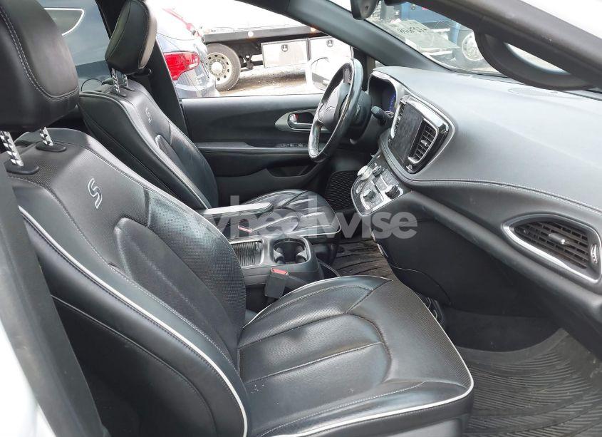 Photo 5 of 2019 Chrysler Pacifica LIMITED (VIN 2C4RC1GG3KR576715)