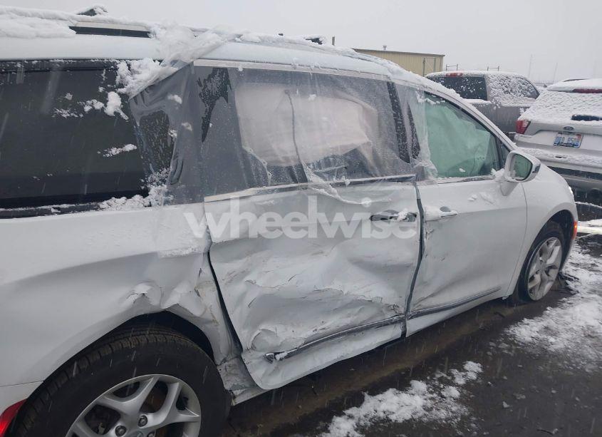 Photo 6 of 2020 Chrysler Pacifica LIMITED (VIN 2C4RC1GG3LR136303)