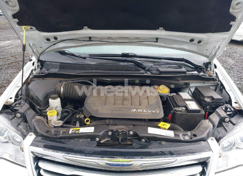 Photo 10 of 2015 Chrysler Town & COUNTRY LIMITED PLATINUM (VIN 2C4RC1GG4FR755285)